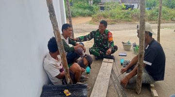 Ngopi Bareng Pekerja, Babinsa Sertu Baktiar Lumbanbatu Dorong Percepatan Pembangunan Gerai KDKMP Capai 67 Persen