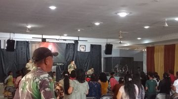 Babinsa Koramil 04/Tigalingga Mengikuti Kebaktian Minggu Sekaligus Pererat Silaturahmi Melalui Komsos