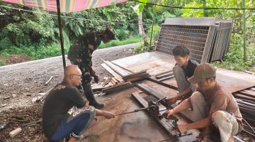 Gotong Royong Wujudkan Akses Vital: Babinsa dan Warga Nanjombal Rakit Komponen Jembatan Perintis