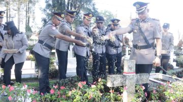 Jelang HUT Bhayangkara ke-80, Polres Karo Ziarah ke TMP Kabanjahe Kenang Jasa Para Pahlawan