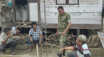 Babinsa Koramil 03/Parongil Hadir di Tengah Warga, Bangun Kedekatan Saat Pembangunan Tugu Leluhur