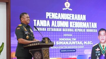 Perkuat Ketahanan Nasional, Kasad Dianugerahi Tanda Alumni Kehormatan Lemhannas RI