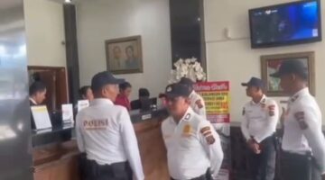 Polisi Pariwisata Polres Karo Sambangi Wisatawan dan Lancarkan Arus Lalu Lintas di Berastagi