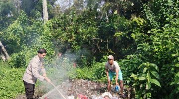 Bhabinkamtibmas Polsek Juhar Gotong Royong Bersama Warga, Perkuat Sinergi Jaga Kamtibmas Desa
