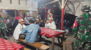Jaga Kamtibmas, Babinsa Koramil 05/PY Gelar Patroli Kolaborasi Bersama Masyarakat di Tiganderket