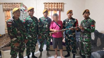 Satgas Pamtas RI-Malaysia Yonarmed 19/Bogani Terima Penyerahan Senjata Api Dari Warga Perbatasan di Kecamatan Sajingan Besar*
