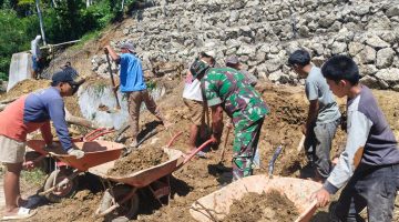 Babinsa Bersama Kepala Desa Sumbul Satukan Warga, Infrastruktur Desa Dibangun dengan Semangat Kebersamaan