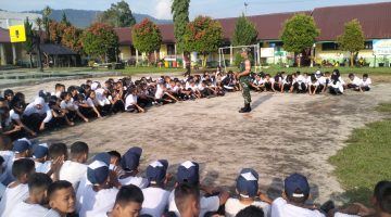 Babinsa Jadi Instruktur MPLS, 201 Siswa Baru SMPN 1 Salak Digembleng Disiplin Melalui PBB