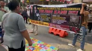 Puluhan ‘BH’ Berkibar di Depan Polrestabes Medan, Massa Desak Komitmen Kapolrestabes Medan JCS: ‘Besok Kami Akan Datang Telanjang Jika Janji Tak Ditepati’