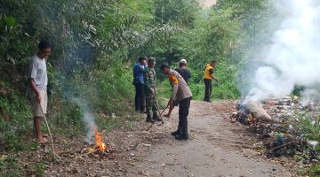 Polsek Juhar Bersama Forkopimcam dan Warga Gelar Gotong Royong Bersihkan Akses Jalan Menuju Kecamatan Juhar