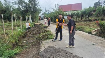 Polsek Simpang Empat Gotong Royong Bersama Warga, Wujudkan Lingkungan Desa Kutambelin Bersih dan Asri