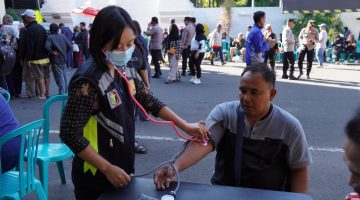 Polresta Malang Kota Bagikan 600 Porsi Makan Gratis dan Layanan Cek Kesehatan
