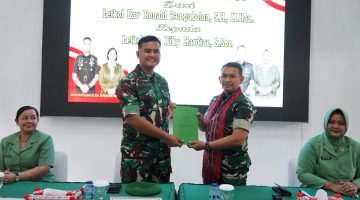 PEJABAT DANDIM 0210/TU YANG LAMA LETKOL KAV RONALD TAMPUBOLON S.H., M.. Han  SERAHKAN BUKU MEMORANDUM KEPADA PEJABAT DANDIM 0210/TU YANG BARU LETKOL ARM KIKY HARDIAN, S.