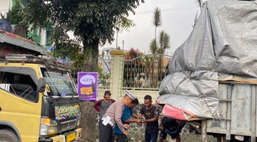 Kanit Turjawali Satlantas Polres Karo Evakuasi Kendaraan Mogok, Arus Lalu Lintas Tetap Lancar