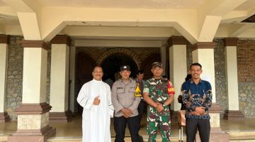 Ketika Jemaat Berdoa, Babinsa Berdiri Menjaga: Potret Harmoni TNI dan Umat Beragama di Dairi