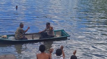 Bhabinkamtibmas Polsek Tiga Panah Sapa Warga di Pinggiran Danau Toba, Sampaikan Pesan Kamtibmas