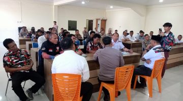 Pertanyakan Kepastian Hukum, Massa Laskar Merah Putih Gelar Aksi Damai di Polres Karo