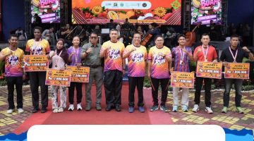 Bupati dan Wakil Bupati Karo Serahkan Penghargaan kepada Juara Fun Run Festival Bunga dan Buah Karo Tahun 2026