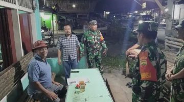 Jaga Kamtibmas dan Antisipasi Bencana, Babinsa Koramil 07/Juhar Patroli Kolaborasi Bersama Warga