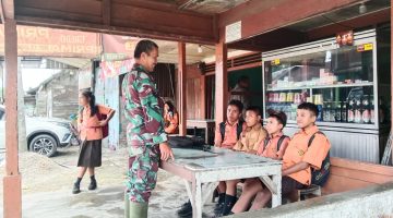Babinsa Koramil 04/Tigalingga Edukasi Pelajar Agar Bijak Menggunakan Handphone dan Jauhi Pergaulan Bebas