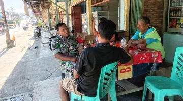 Ngopi Bareng Babinsa, Ajakan Kibarkan Merah Putih Sebulan Penuh Menggema di Parongil