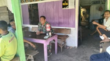Ngopi Bareng Warga, Babinsa Ajak Kibarkan Merah Putih Sebulan Penuh Sambut HUT RI ke-81