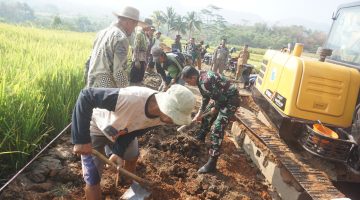 Terik Matahari Tak Surutkan Semangat TNI dan Warga, Gotong Royong Buka Akses Jalan Penghubung Garawastu-Pasirayu