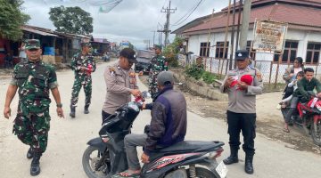 Polsek Barusjahe Bersama Forkopimcam Bagikan Bendera Merah Putih, Semarakkan HUT ke-81 Kemerdekaan RI