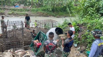 Menghubungkan Dua Tepian, TNI Wujudkan Harapan Warga Lewat Jembatan Gantung Sungai Menaula