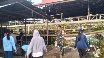Peringati HUT Korem 023/KS, Koramil 07/Salak Galang Sinergi Bersihkan Lingkungan Pasar Klohi