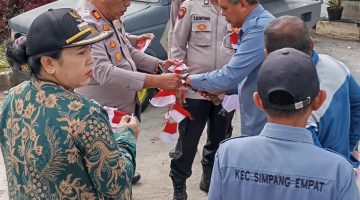 Jelang HUT RI ke-81, Forkopimcam Simpang Empat Bagikan Bendera Merah Putih kepada Masyarakat