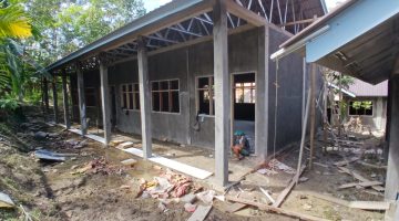 Satgas Bakti TNI Lanjutkan Rehabilitasi SMPN 3 Satu Atap Aramo, Sarana Belajar Terus Dibangun