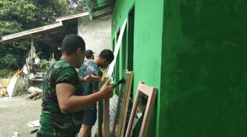 Pembangunan RTLH TMMD Ke 129 Kodim 0210/TU Tahap Pemasangan Daun Pintu dan Jendela