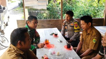 Ngopi Bareng Warga, Babinsa dan Bhabinkamtibmas Ajak Dusun Semarakkan HUT RI ke-81