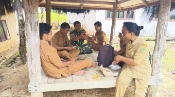 Makan Siang di Gazebo Jadi Ruang Pererat Silaturahmi, Babinsa Koramil 07/Salak Komsos Bersama Perangkat Desa Napatalun