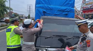 Satlantas Polres Karo Bagikan dan Pasang Bendera Merah Putih di Kendaraan
