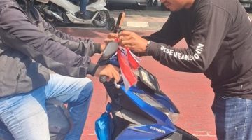 Kelompok Motor Insieme Bagi-Bagi Bendera Merah Putih Jelang HUT RI ke-81