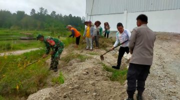 Polsek Barusjahe Bersama Warga Gotong Royong Jaga Kebersihan Lingkungan