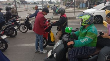 Bersama Babinsa,AJMI dan PW Pemuda Muslim Sumut Bagikan 1945 Bendera Merah Putih ,Gelorakan Semangat HUT ke-81 RI
