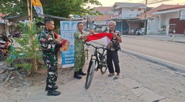 81 Bendera Merah Putih Dibagikan, Koramil Jatiwangi Ajak Warga Semarakkan HUT ke-81 RI