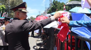Sebelum Parade, Forkopimda Karo Bagikan Bendera Merah Putih Kepada Masyarakat