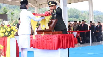Dandim 0206/Dairi Pimpin Penurunan Bendera HUT RI ke-81 di Pakpak Bharat, Khidmat hingga Senja