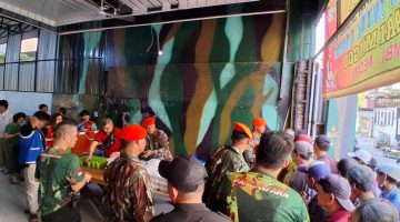 Personel Resimen Hanud 1 Pasgat Gelar Bakti Sosial, Bagikan Makanan Gratis kepada Lansia