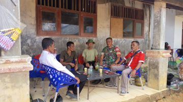 Babinsa Koramil 07/Salak Komsos Bersama Kades dan Warga Desa Lae Mbentar