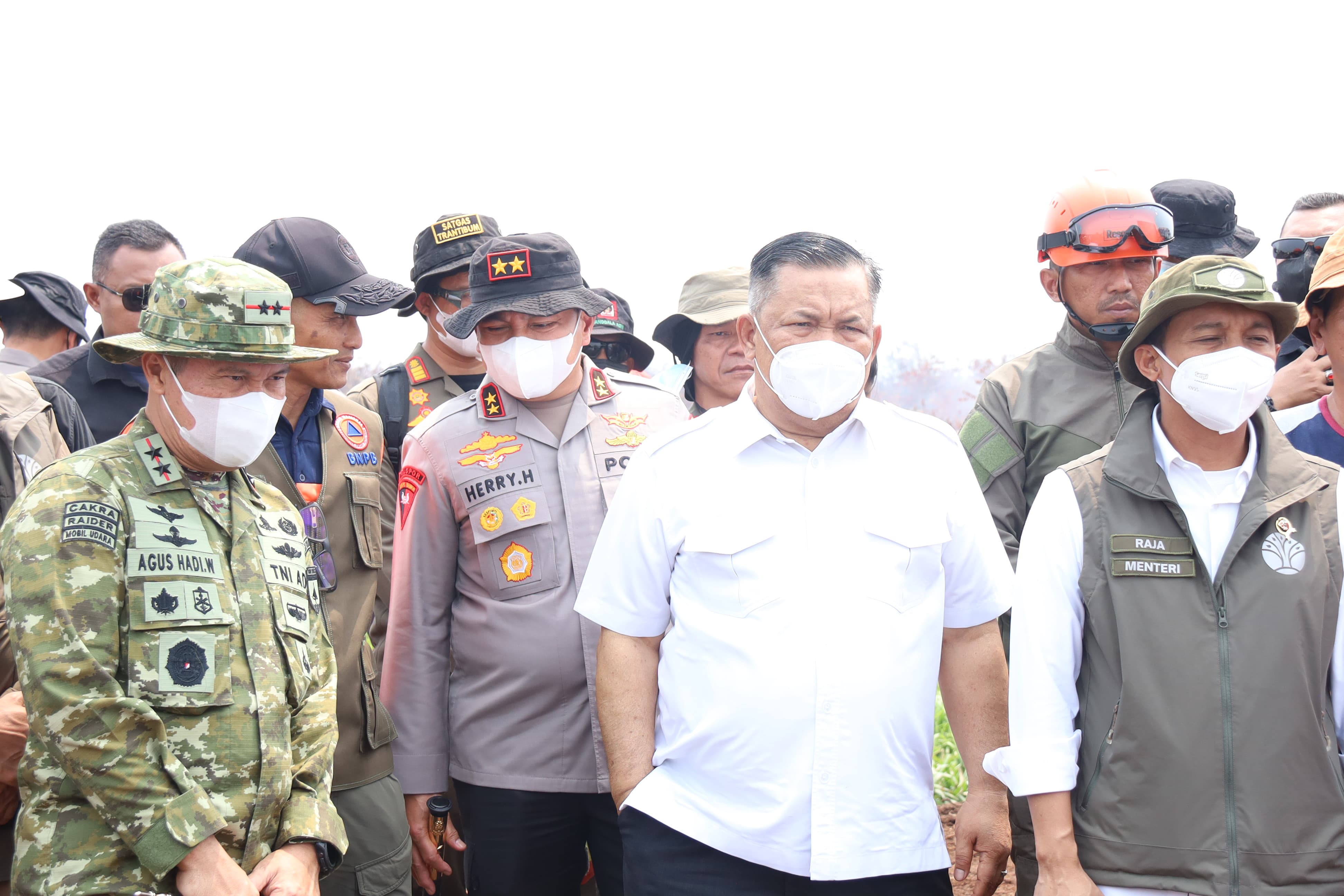 Pangdam XIX Tuanku Tambusai Turun ke Titik Api, Dampingi Menhut Tinjau Karhutla Pelalawan