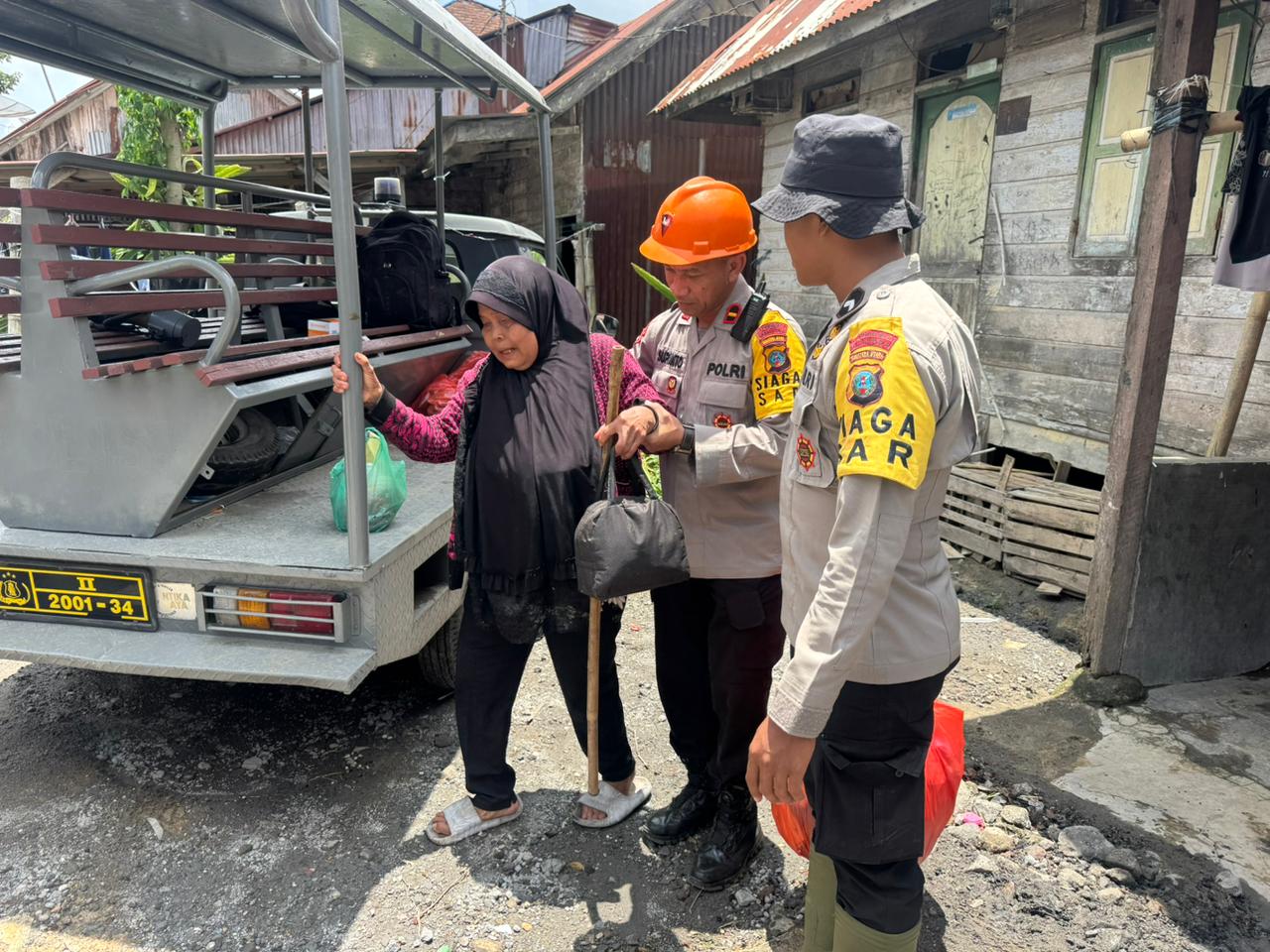 Polres Karo Layani Warga Pengungsi Kuta Tengah, Bantu Mobilitas ke Desa