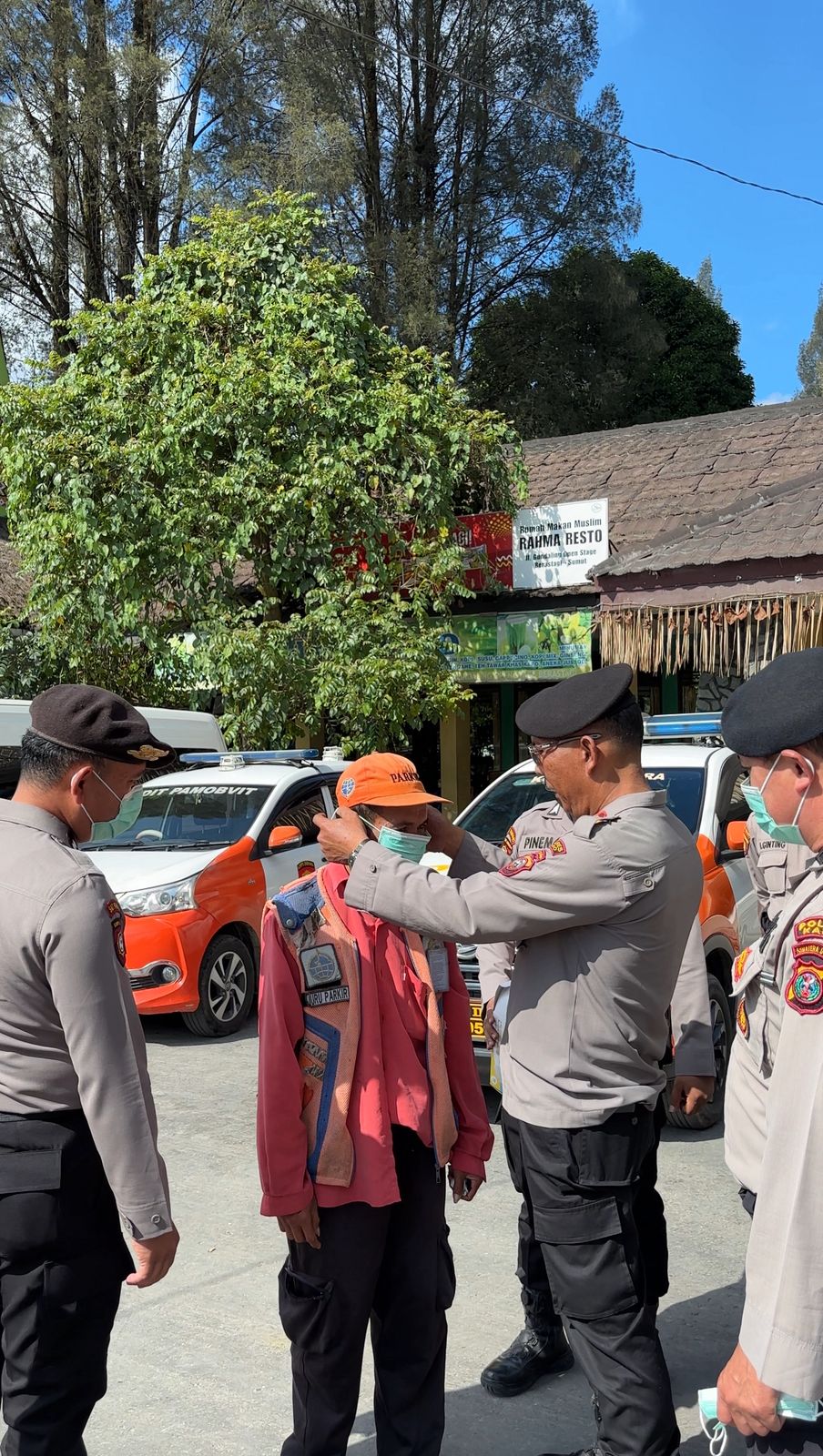 SATPAMOBVIT POLRES KARO PATROLI WISATA, BERIKAN RASA AMAN DAN EDUKASI WISATAWAN TERKAIT ERUPSI SINABUNG