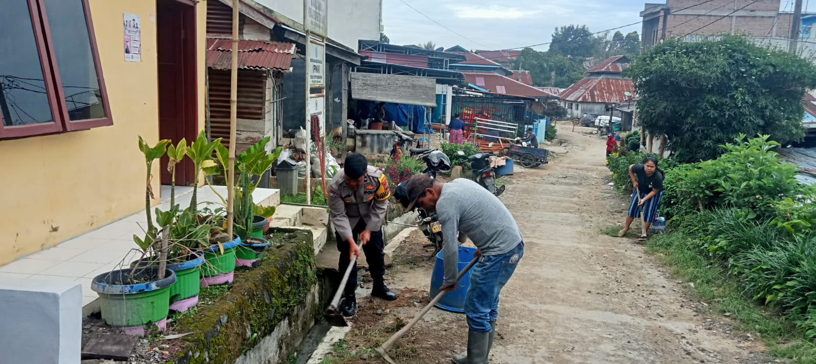 Polsek Munte Bersama Warga Gotong Royong Bersihkan Jalan dan Saluran Parit