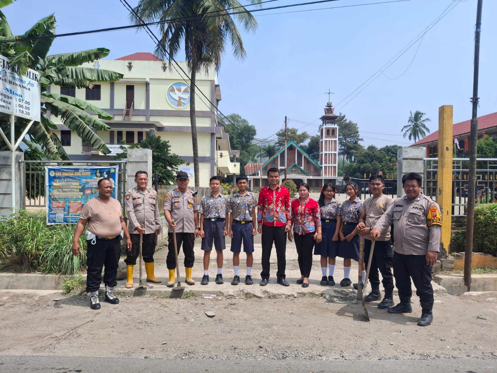 Peduli Keselamatan Pelajar, Polsek Tigabinanga Timbun Bahu Jalan di SMP Swasta Asisi