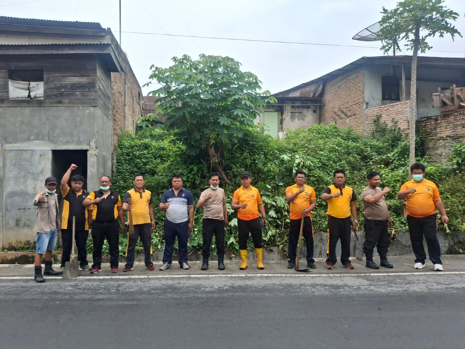 Polsek Tigabinanga Gelar Green Policing, Bersihkan Lingkungan dan Pangkas Ranting Pohon